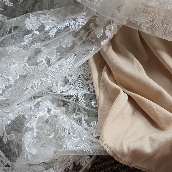 Elegant Lace Wedding Dress in Cream - Picture 6 of 9